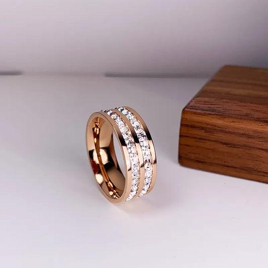 Elegant ring med dobbelt innlagt zirkonia