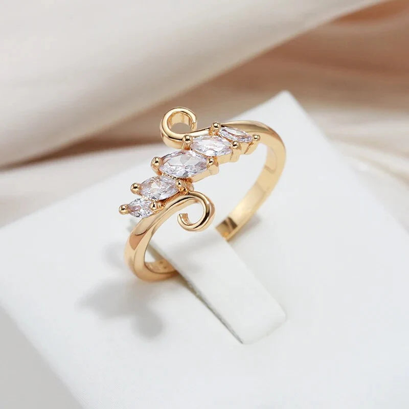 Elegant ring med innlagt krystall