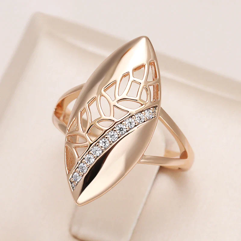 Anillo Elegante de Doble Punta con Circonitas en Oro