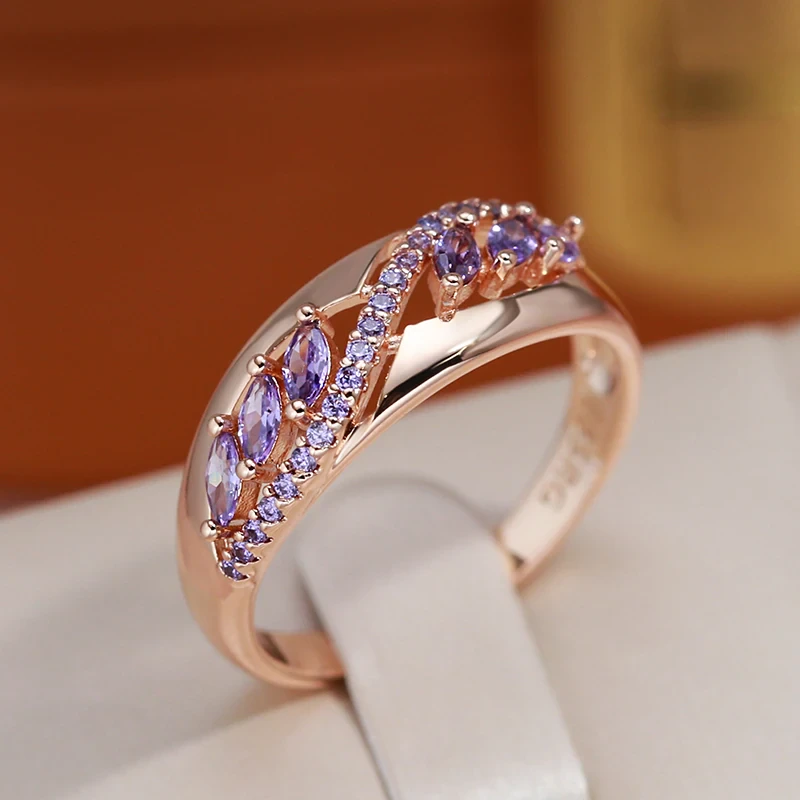 Elegant, skinnende lilla ring